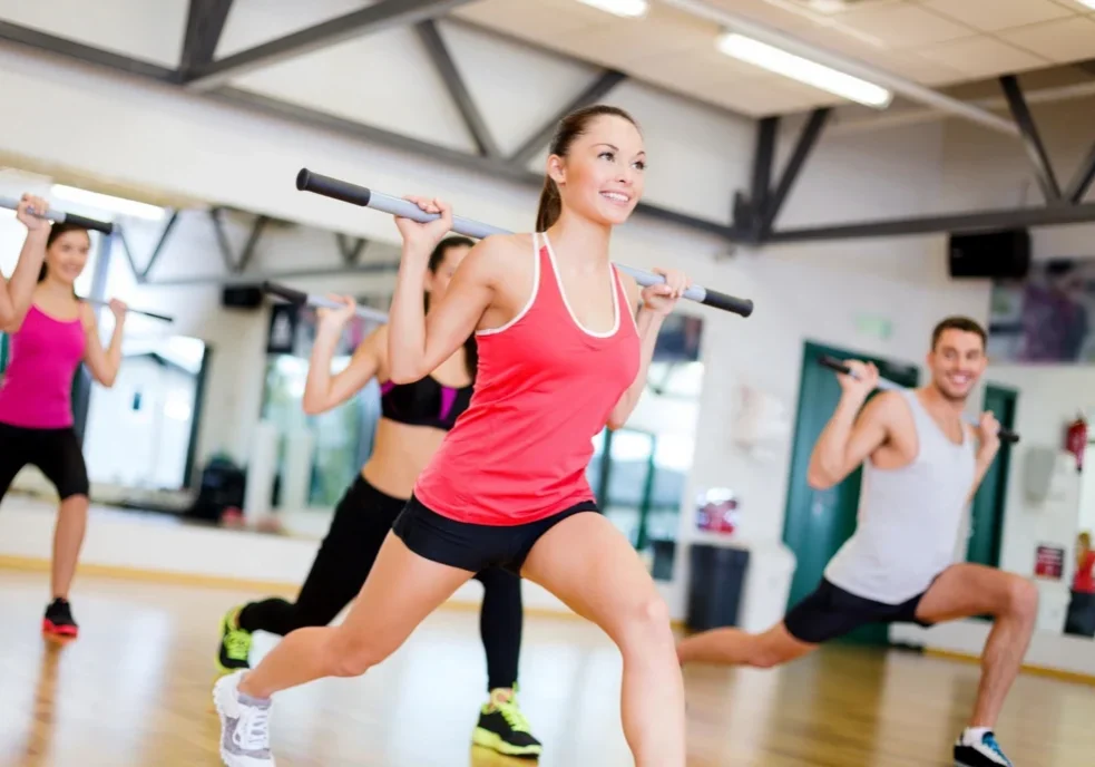 A group of people in the gym doing exercises.